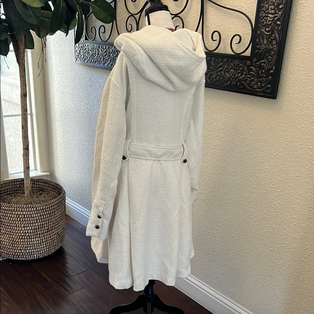 Steve Madden White Cape with Hood and Belt - Picture 3 of 9